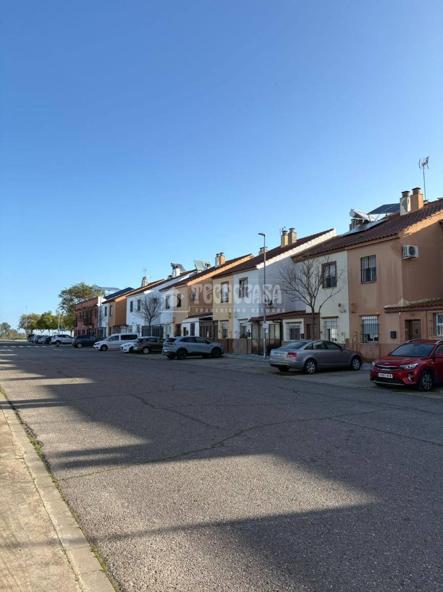 Exterior view of Single-family semi-detached for sale in La Rinconada  with Air Conditioner, Terrace and Furnished