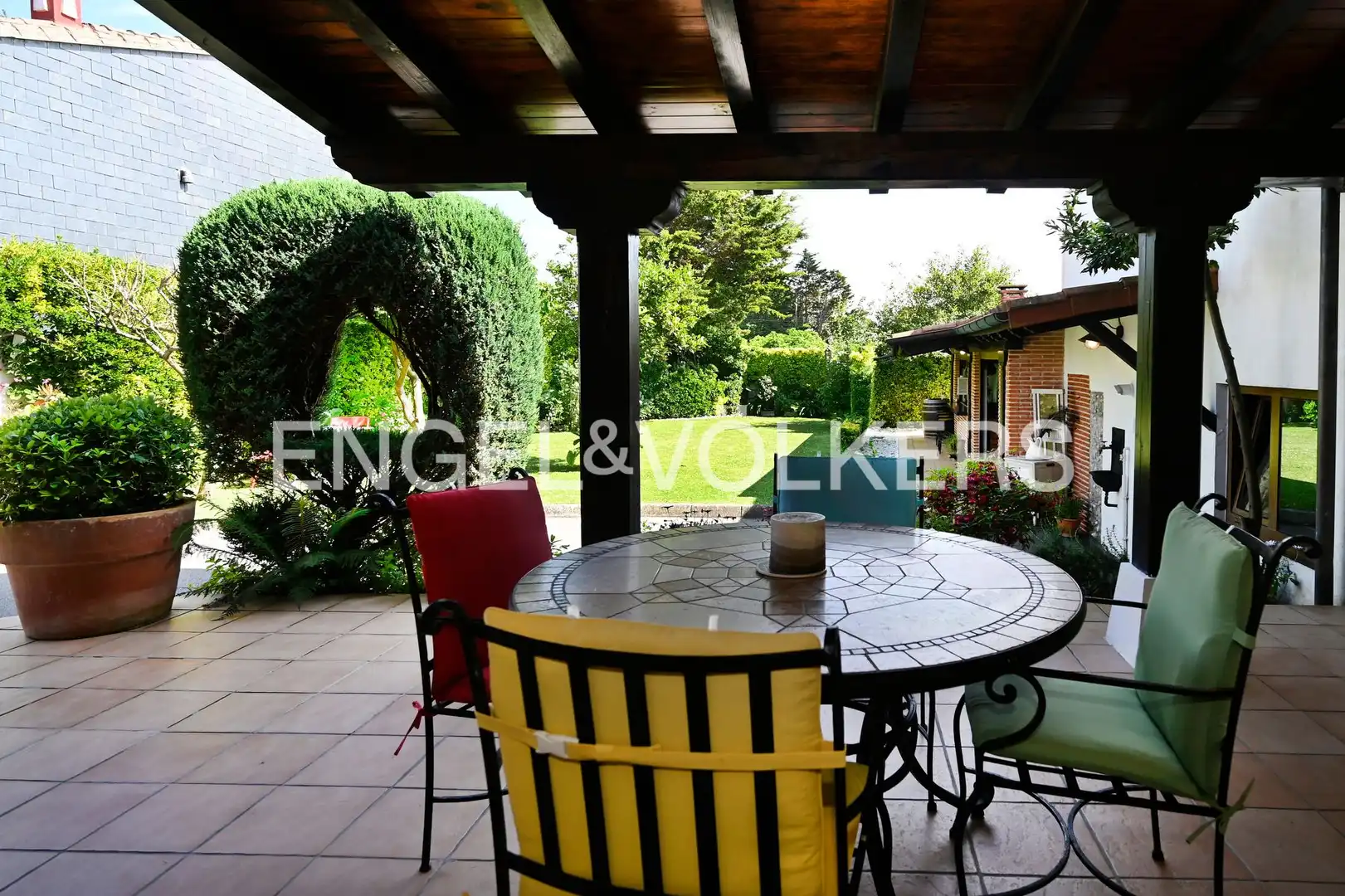 Terrassa de Casa o xalet en venda en Santa Cruz de Bezana amb Calefacció, Jardí privat i Terrassa
