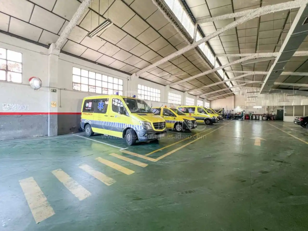 Parkplatz von Fabrikhallen zur Miete in Leganés mit Alarm