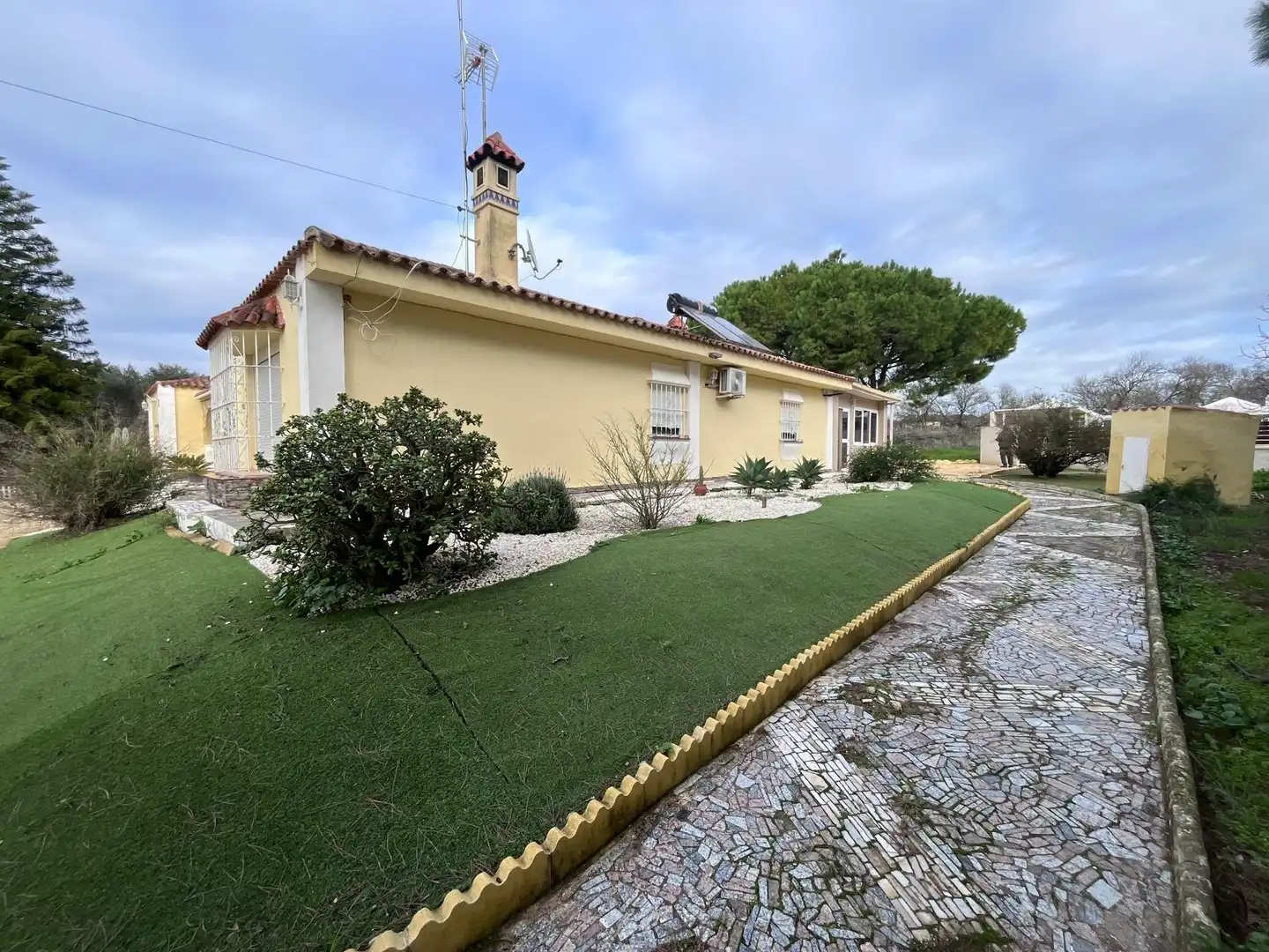 Vista exterior de Casa o chalet en venta en Chiclana de la Frontera con Aire acondicionado, Jardín privado y Parquet