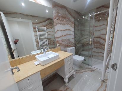 Bathroom of Flat for sale in Salamanca Capital  with Balcony