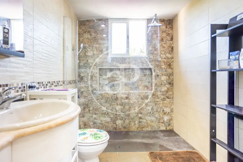 Bathroom of Houses for sale in Riba-roja de Túria  with Air Conditioner, Heating and Private garden