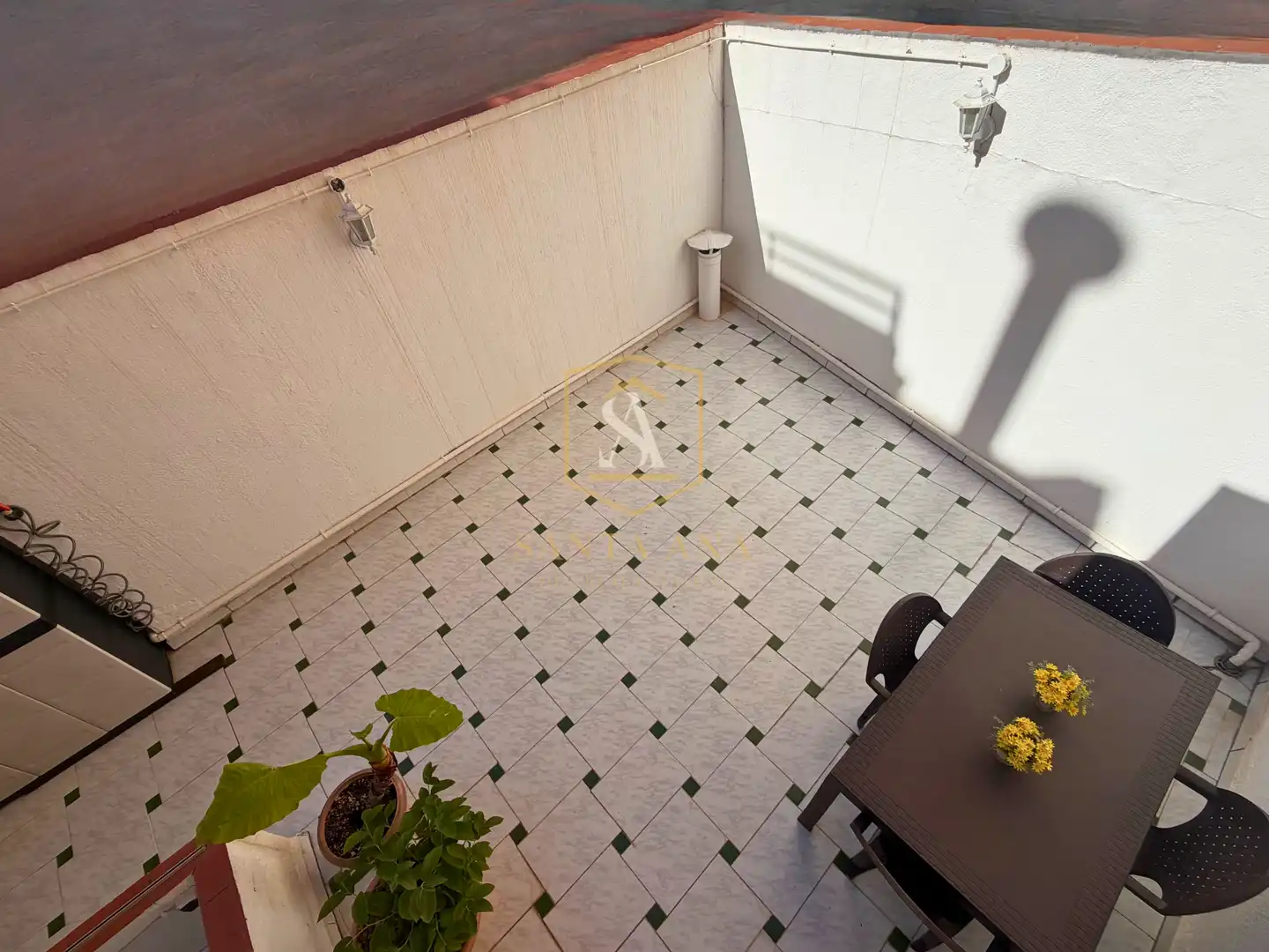 Terrasse von Einfamilien-Reihenhaus zum Verkauf in Badalona mit Klimaanlage, Heizung und Parkett