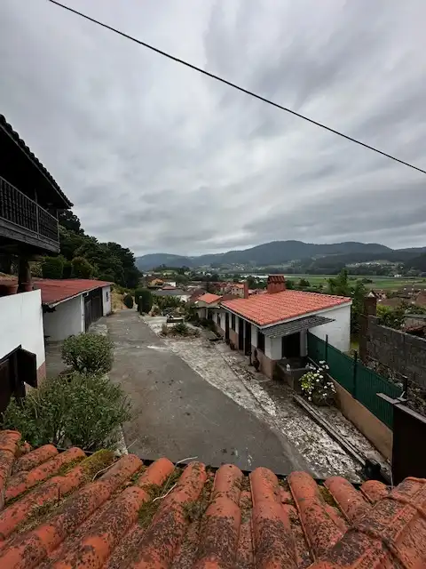 Vista exterior de Casa adosada en venda en Pravia amb Calefacció, Jardí privat i Terrassa