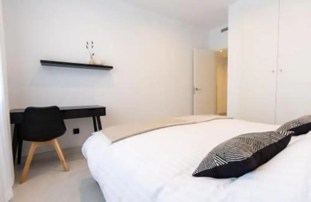 Habitación de Apartamento de alquiler en Estepona con Aire acondicionado, Terraza y Piscina