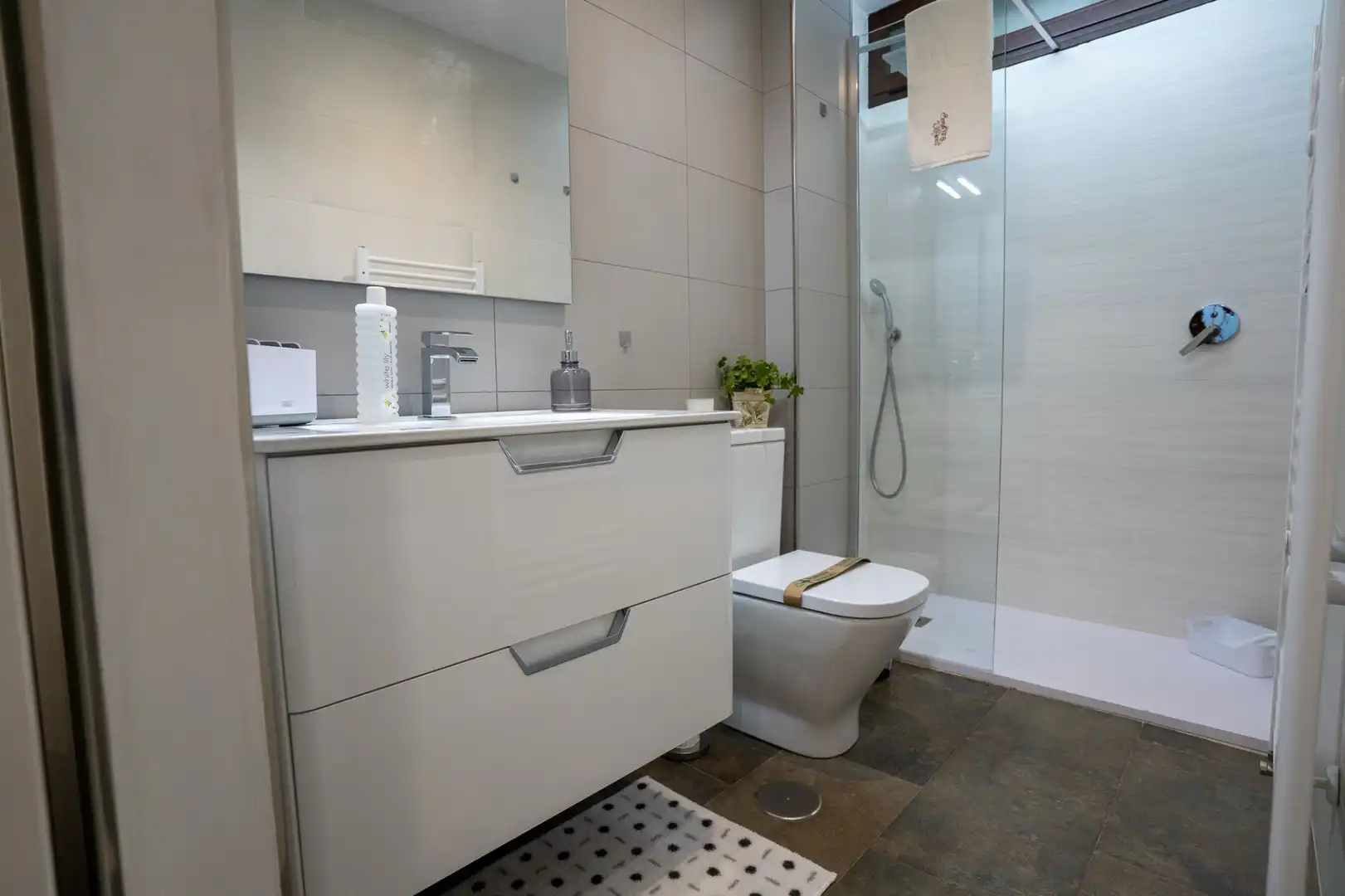 Badezimmer von Dachboden zum Verkauf in La Iruela mit Klimaanlage, Heizung und Terrasse