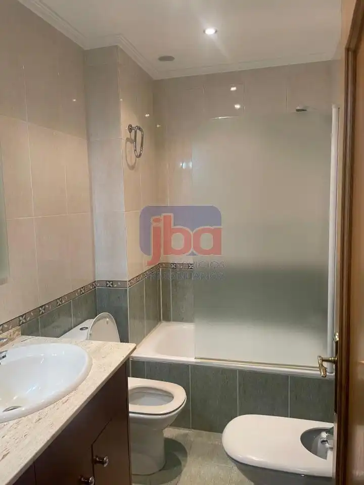 Baño de Piso de alquiler en Ourense Capital  con Calefacción y Terraza