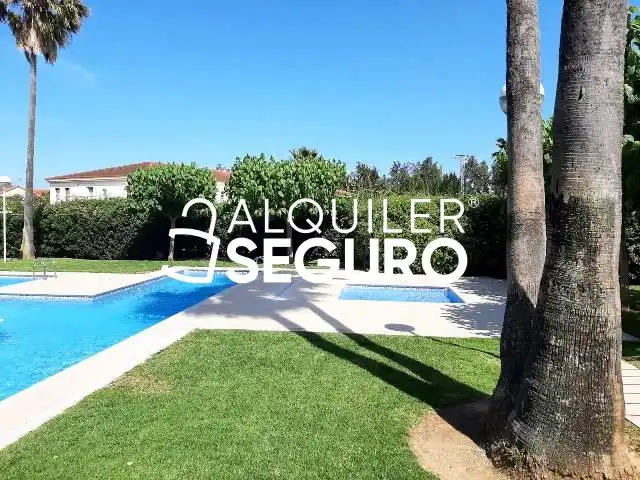 Piscina de Pis de lloguer en Dénia amb Aire condicionat, Terrassa i Traster