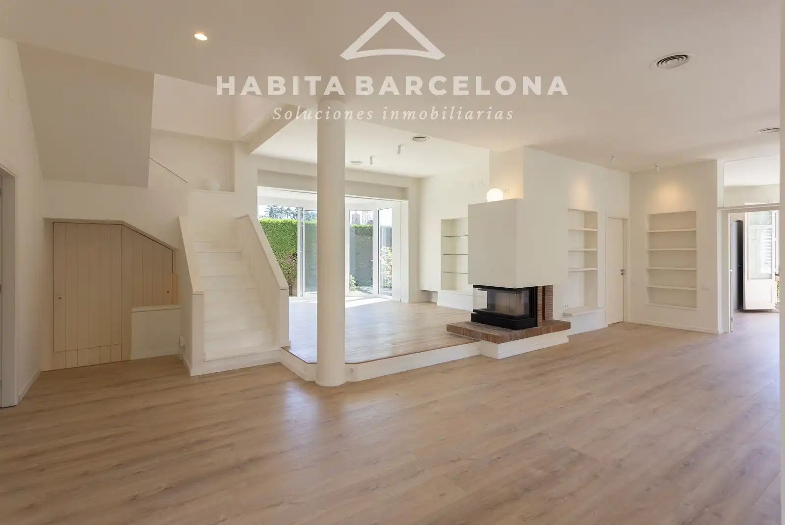 Sala d'estar de Casa o xalet de lloguer en Barcelona amb Aire condicionat, Calefacció i Jardí privat
