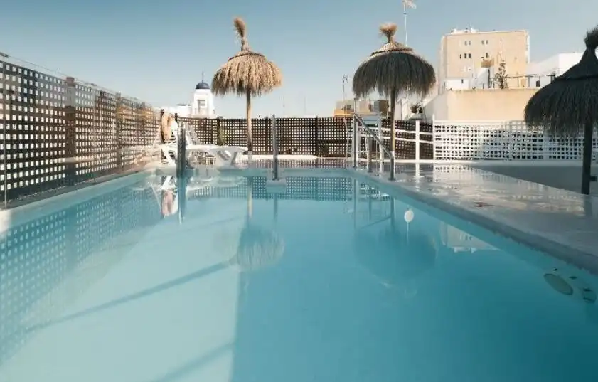 Piscina de Edifici en venda en Cádiz