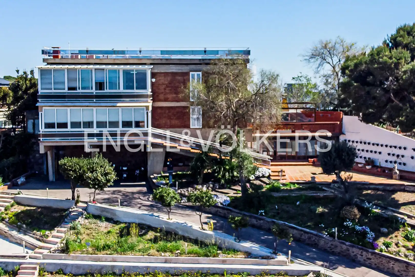 Vista exterior de Casa o xalet en venda en Sant Just Desvern amb Calefacció i Jardí privat