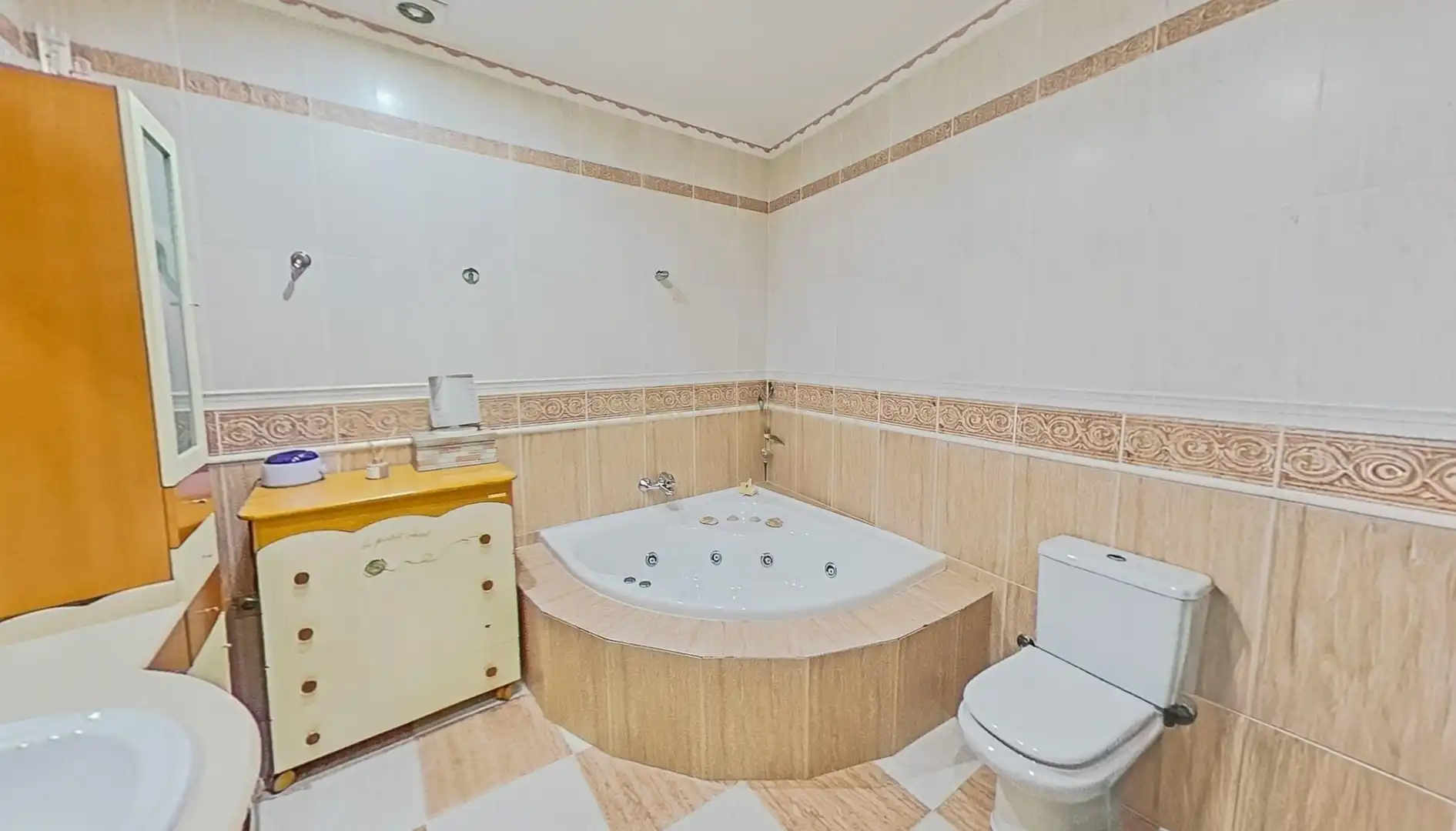 Baño de Apartamento en venta en Montefrío con Aire acondicionado y Jacuzzi