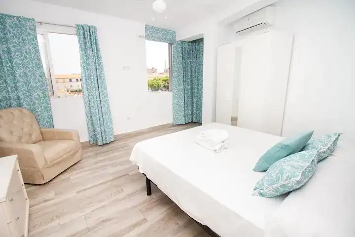 Habitación de Piso de alquiler en Málaga con Aire acondicionado y Amueblado