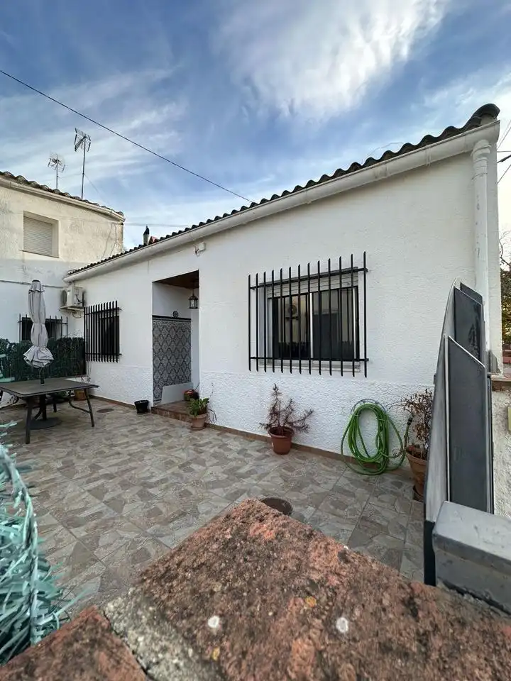 Vista exterior de Casa o xalet en venda en Cuevas del Campo amb Aire condicionat, Jardí privat i Traster