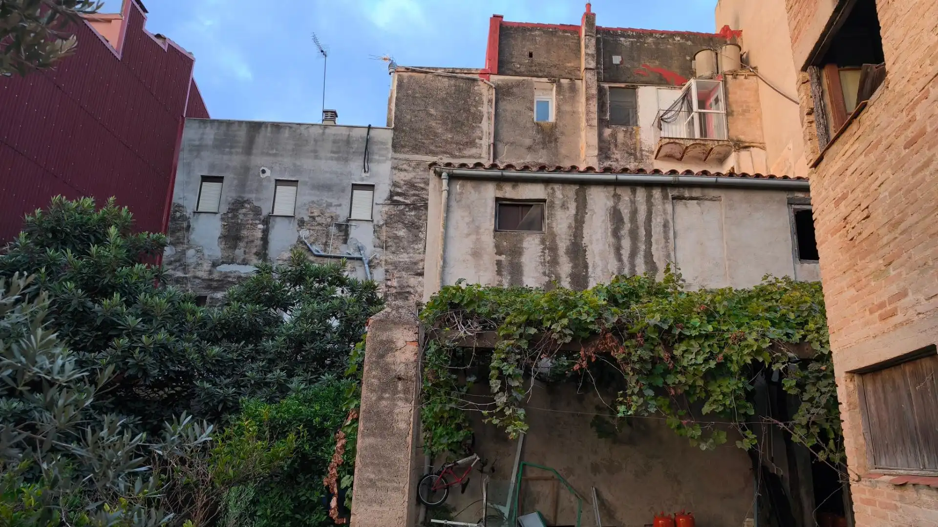 Vista exterior de Edifici en venda en Roquetes