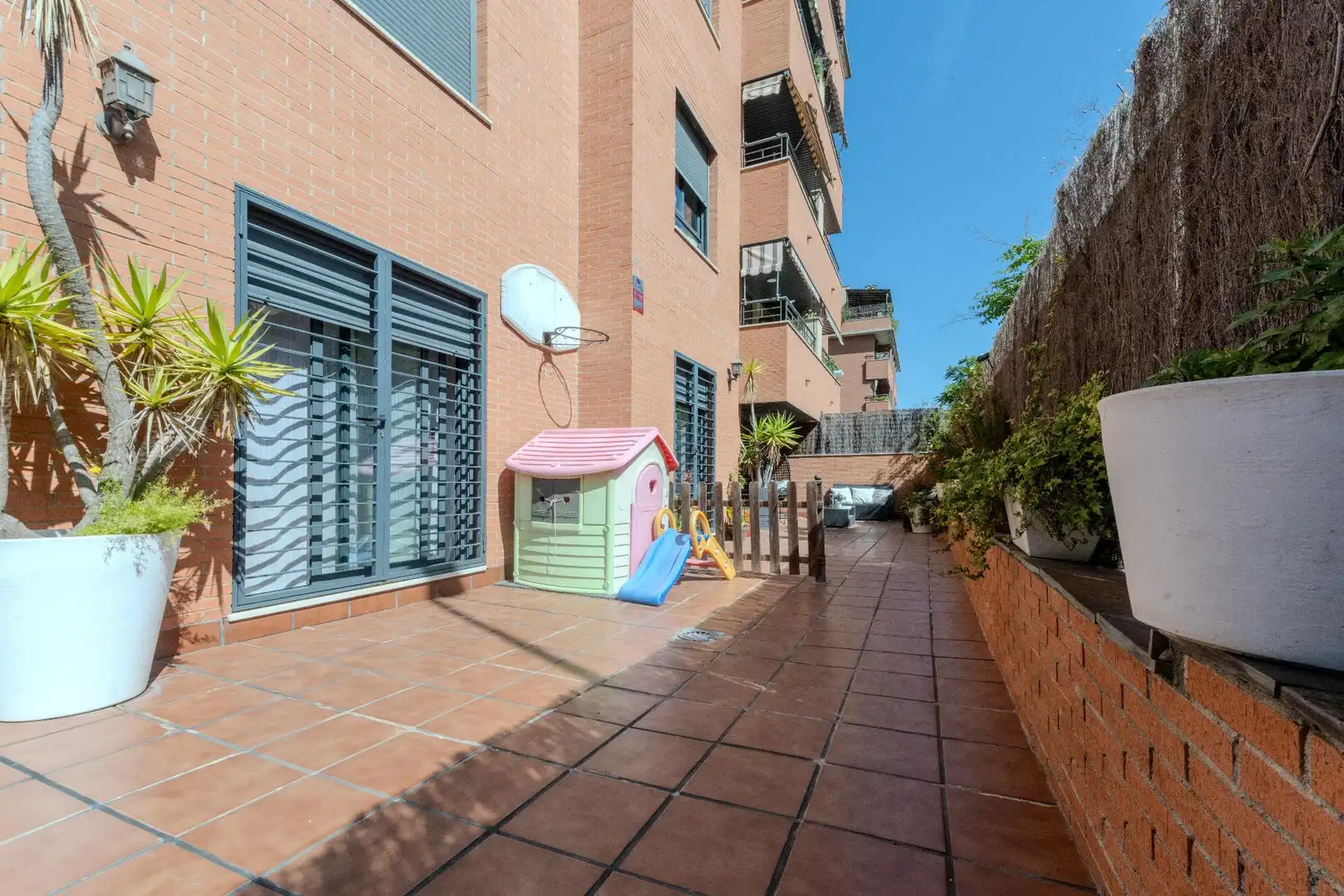 Vista exterior de Planta baja en venta en Sabadell con Aire acondicionado, Calefacción y Jardín privado