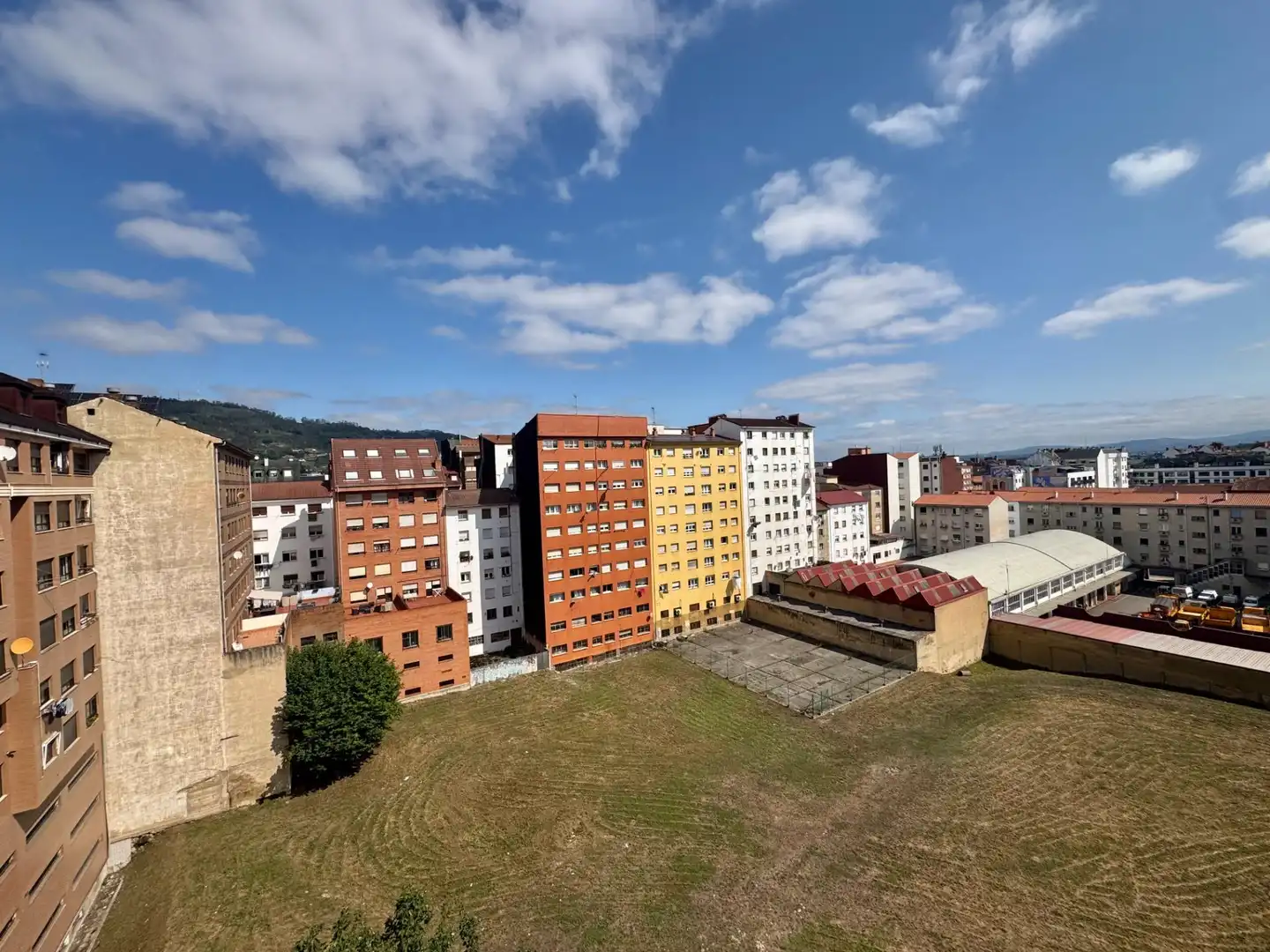 Vista exterior de Pis en venda en Oviedo  amb Calefacció, Traster i Moblat