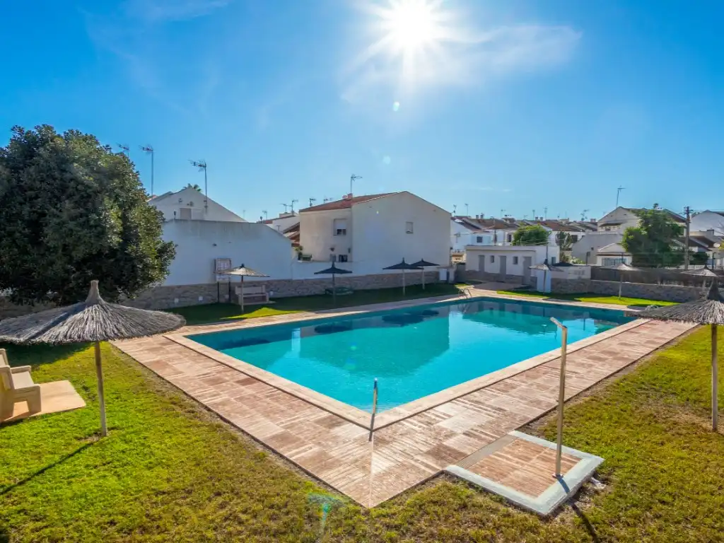 Piscina de Casa adosada en venda en Torrevieja amb Aire condicionat, Moblat i Piscina comunitària