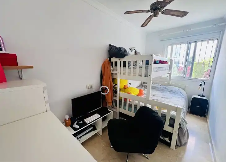 Dormitori de Casa adosada en venda en Estepona amb Aire condicionat, Calefacció i Jardí privat