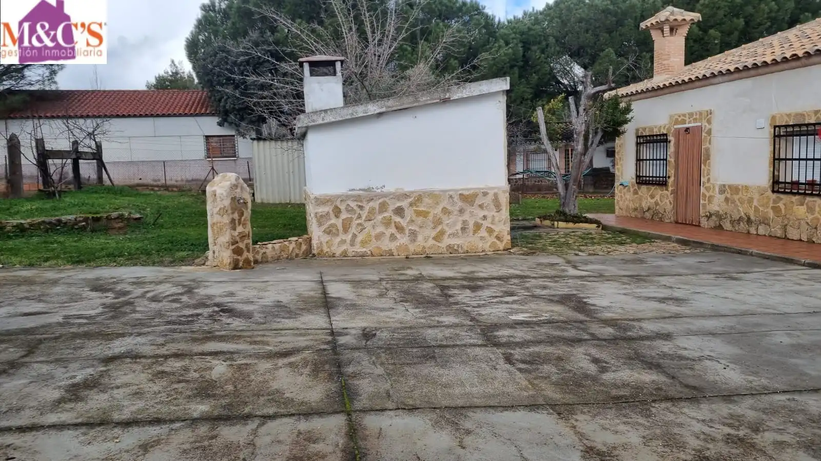 Vista exterior de Casa o xalet en venda en Cabezarrubias del Puerto amb Aire condicionat, Calefacció i Jardí privat