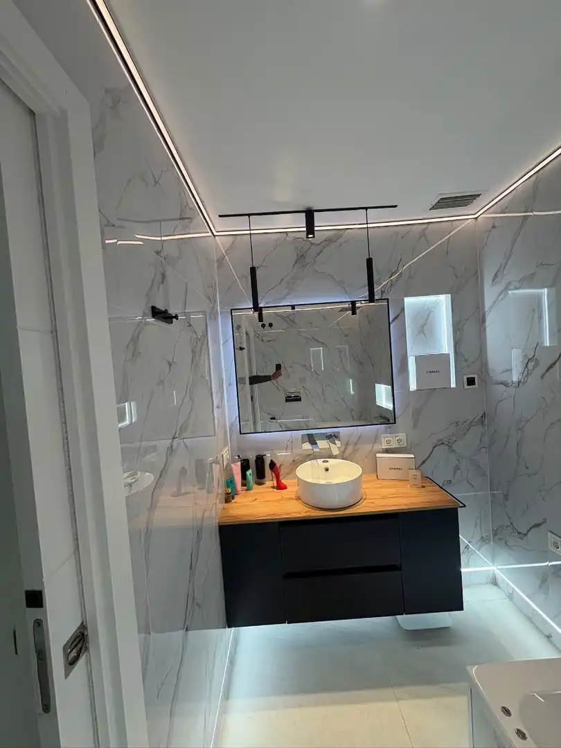 Baño de Apartamento de alquiler en Torrevieja con Aire acondicionado, Calefacción y Amueblado