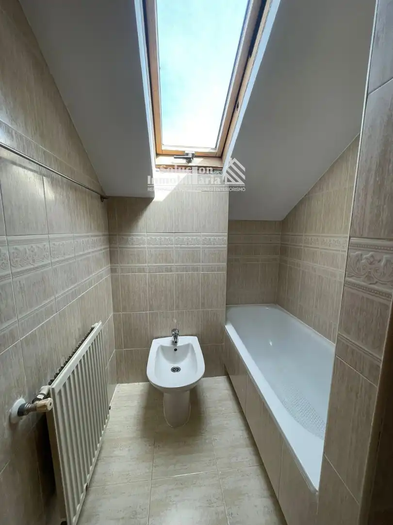 Baño de Dúplex de alquiler en Salamanca con Calefacción, Terraza y Piscina