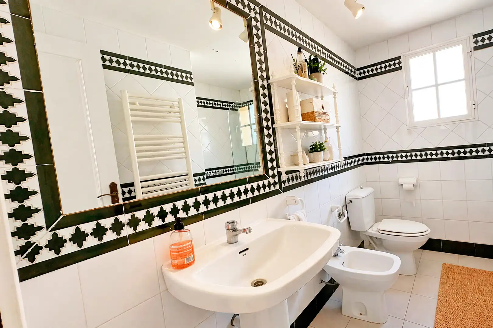 Badezimmer von Einfamilien-Reihenhaus zum Verkauf in Marbella mit Klimaanlage, Heizung und Terrasse