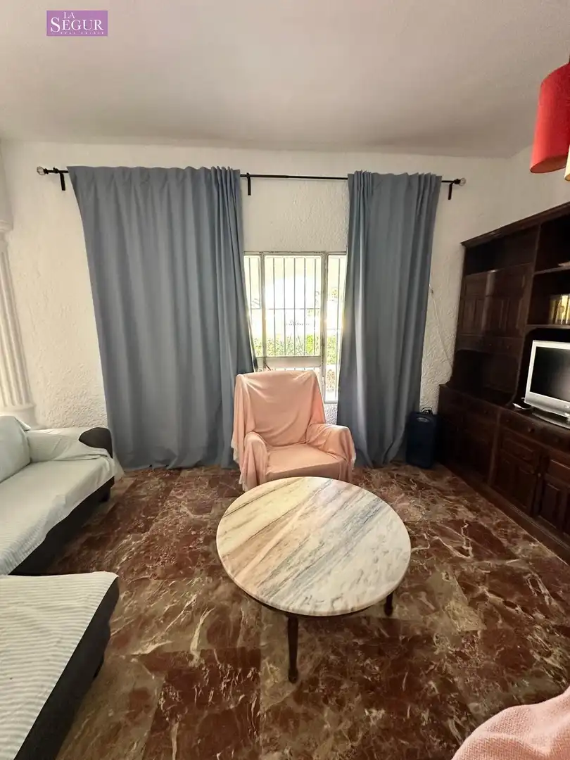 Sala d'estar de Casa o xalet en venda en Conil de la Frontera amb Jardí privat, Terrassa i Traster