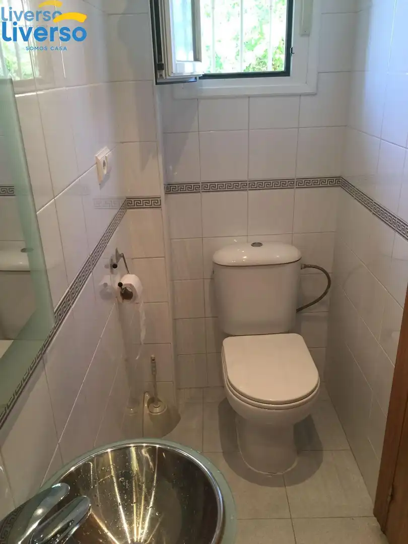 Badezimmer von Einfamilien-Reihenhaus zum Verkauf in Pradoluengo mit Heizung, Privatgarten und Parkett