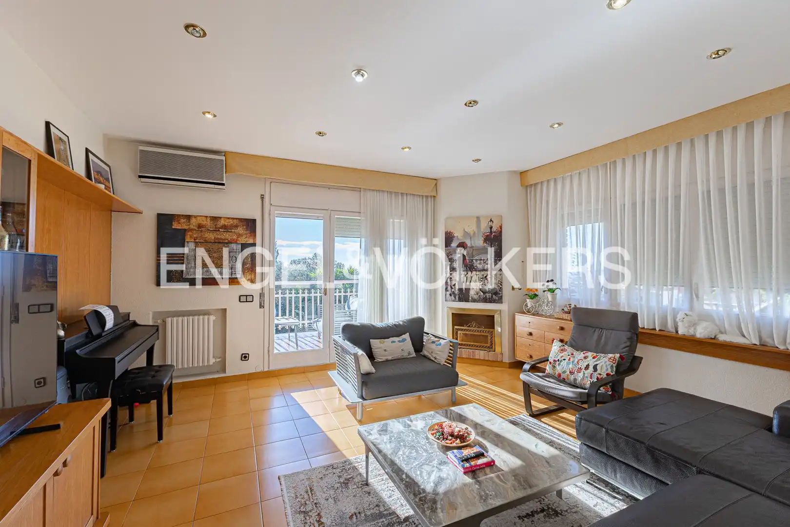 Sala de estar de Casa o chalet en venta en Sant Just Desvern con Aire acondicionado, Calefacción y Jardín privado