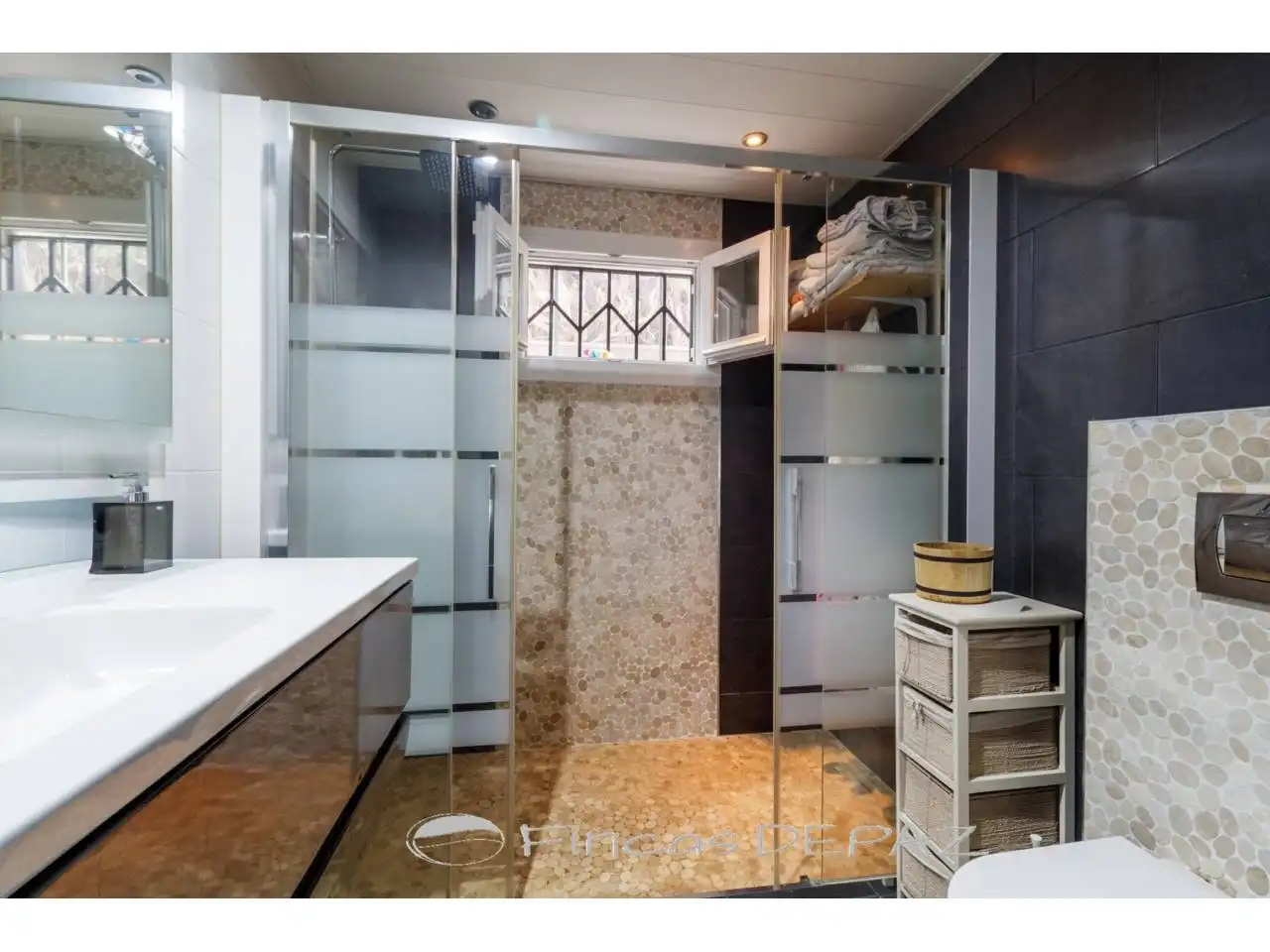 Bathroom of Houses for sale in Castelldefels  with Air Conditioner, Heating and Private garden