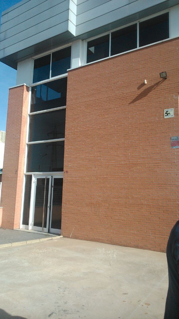 Vista exterior de Nau industrial de lloguer en Cornellà de Llobregat amb Calefacció i Alarma