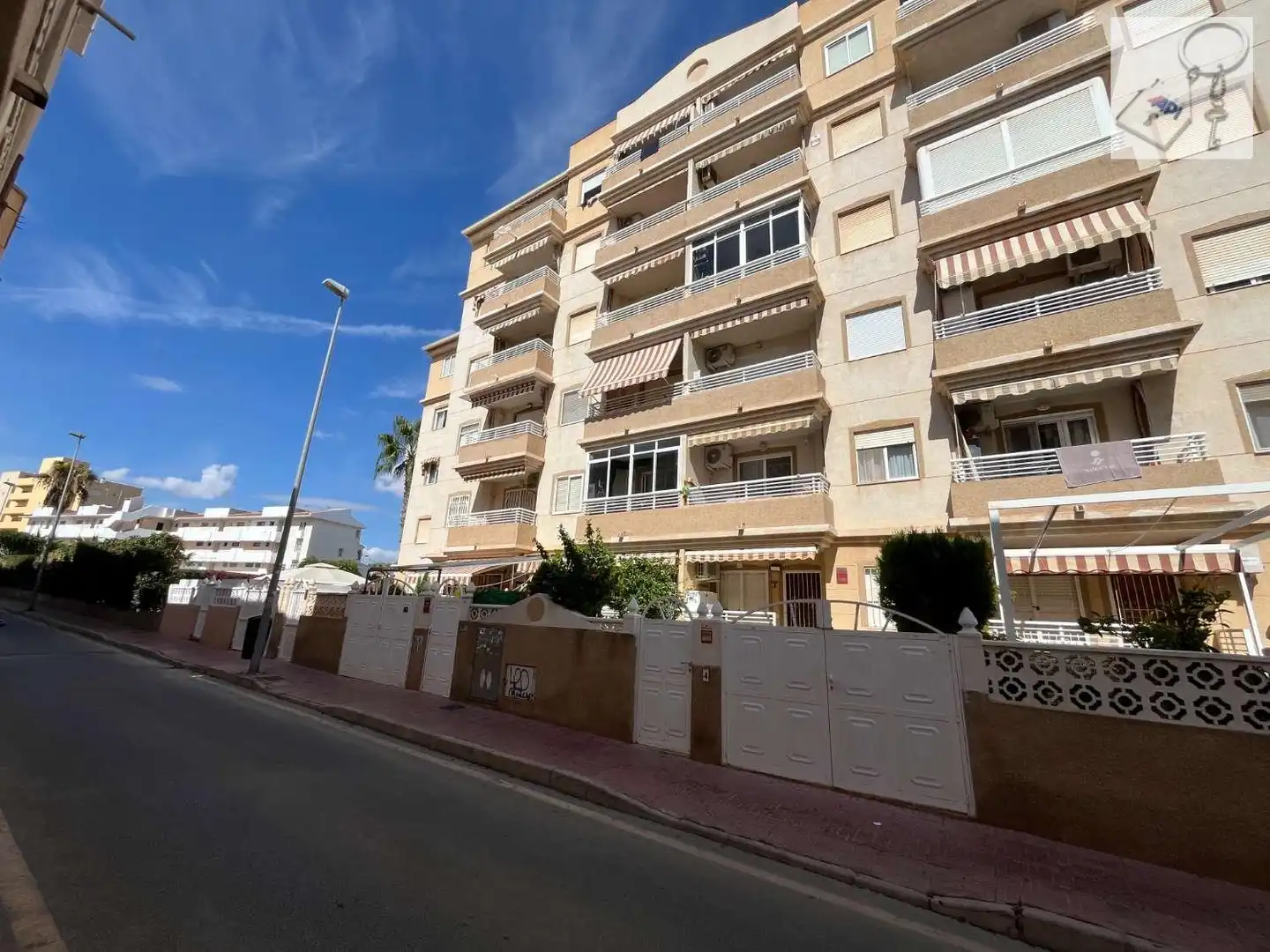 Außenansicht von Wohnungen zur Miete in Torrevieja mit Terrasse, Schwimmbad und Möbliert