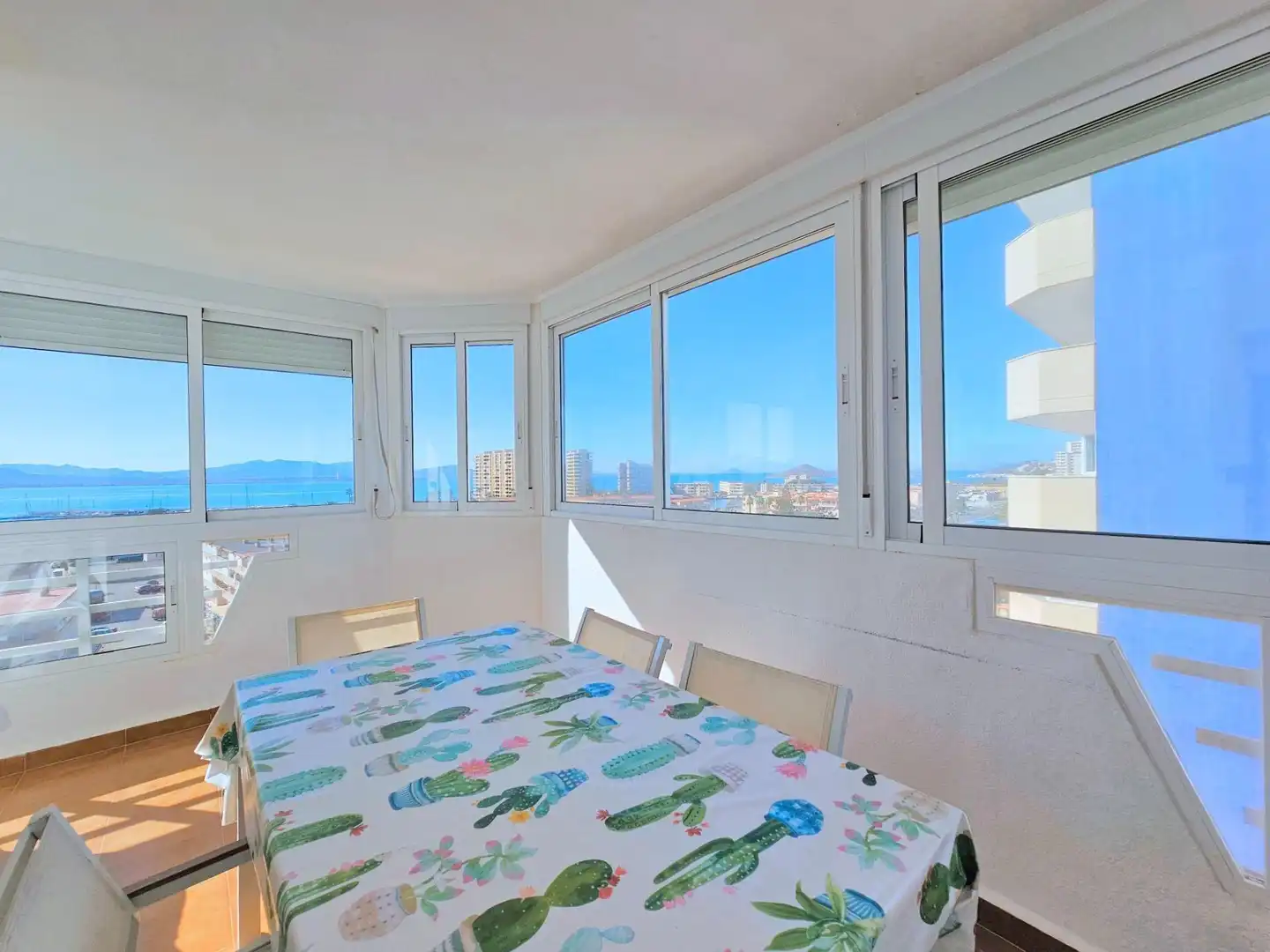 Comedor de Piso en venta en La Manga del Mar Menor con Terraza y Piscina comunitaria