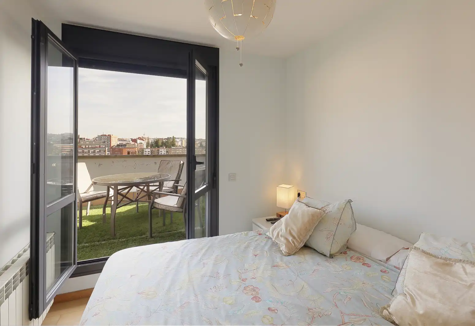 Habitación de Ático en venta en Oviedo  con Calefacción, Terraza y Trastero