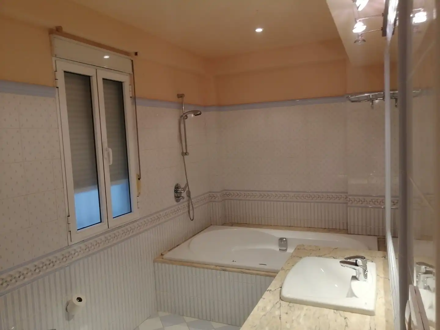 Bathroom of Flat for sale in Sevilla  with Air Conditioner, Furnished and Oven