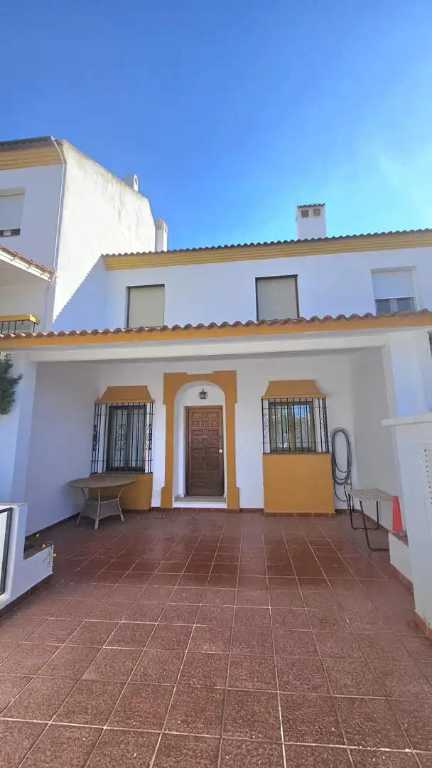 Vista exterior de Casa adosada en venda en Benalmádena amb Terrassa, Moblat i Piscina comunitària
