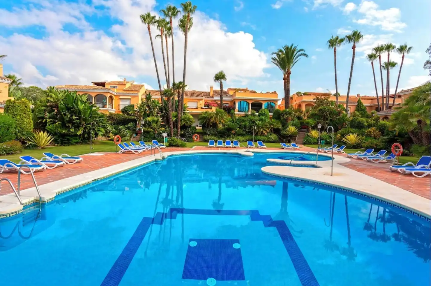 Piscina de Casa adosada de lloguer en Estepona amb Aire condicionat, Terrassa i Moblat