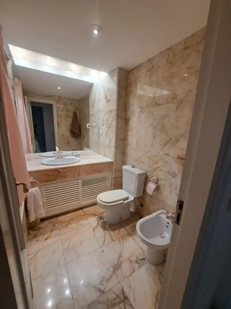 Badezimmer von Wohnung zur Miete in Marbella mit Klimaanlage, Heizung und Terrasse