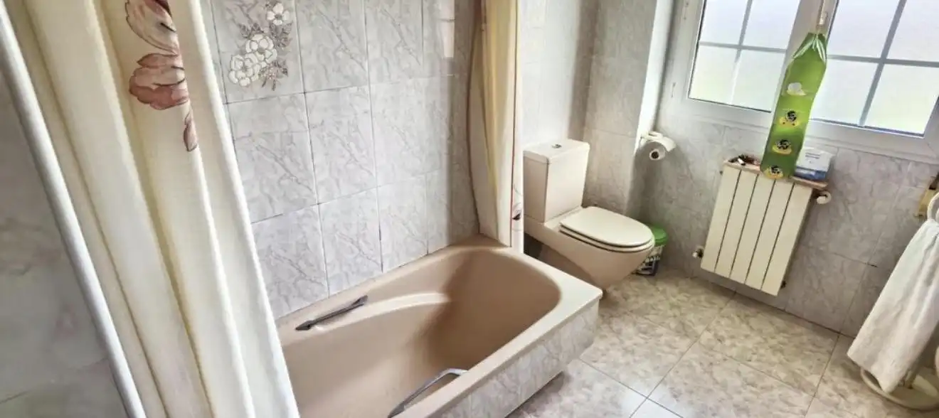 Baño de Finca rústica en venta en Gijón  con Calefacción y Jardín privado