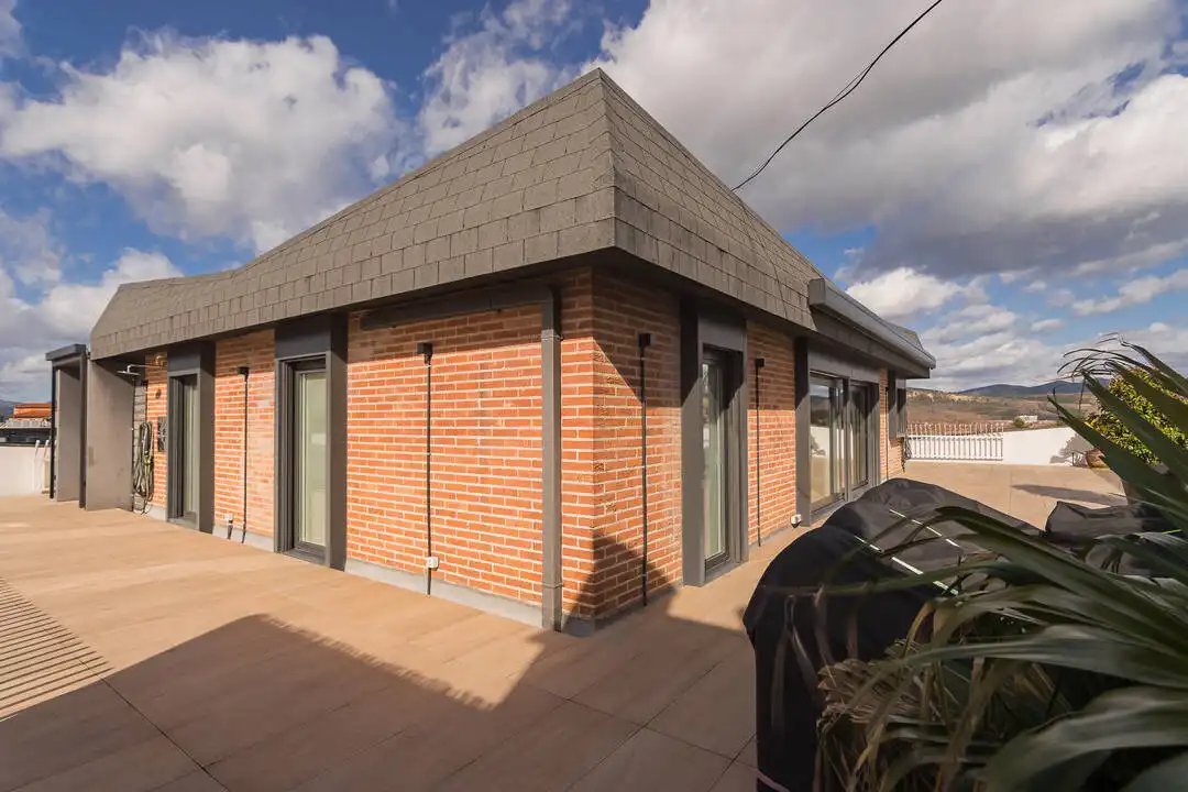 Vista exterior de Ático en venta en  Pamplona / Iruña con Calefacción, Terraza y Alarma
