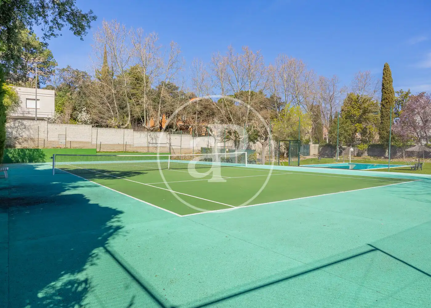 Parking de Casa adosada en venta en Madrid con Aire acondicionado, Calefacción y Jardín privado
