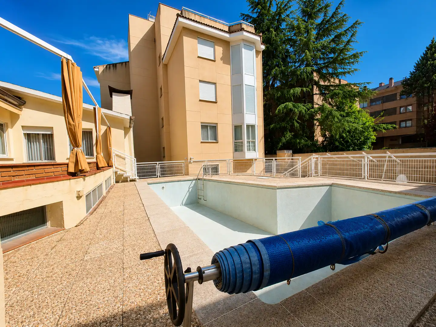 Piscina de Casa o chalet en venta en Madrid con Calefacción, Jardín privado y Parquet