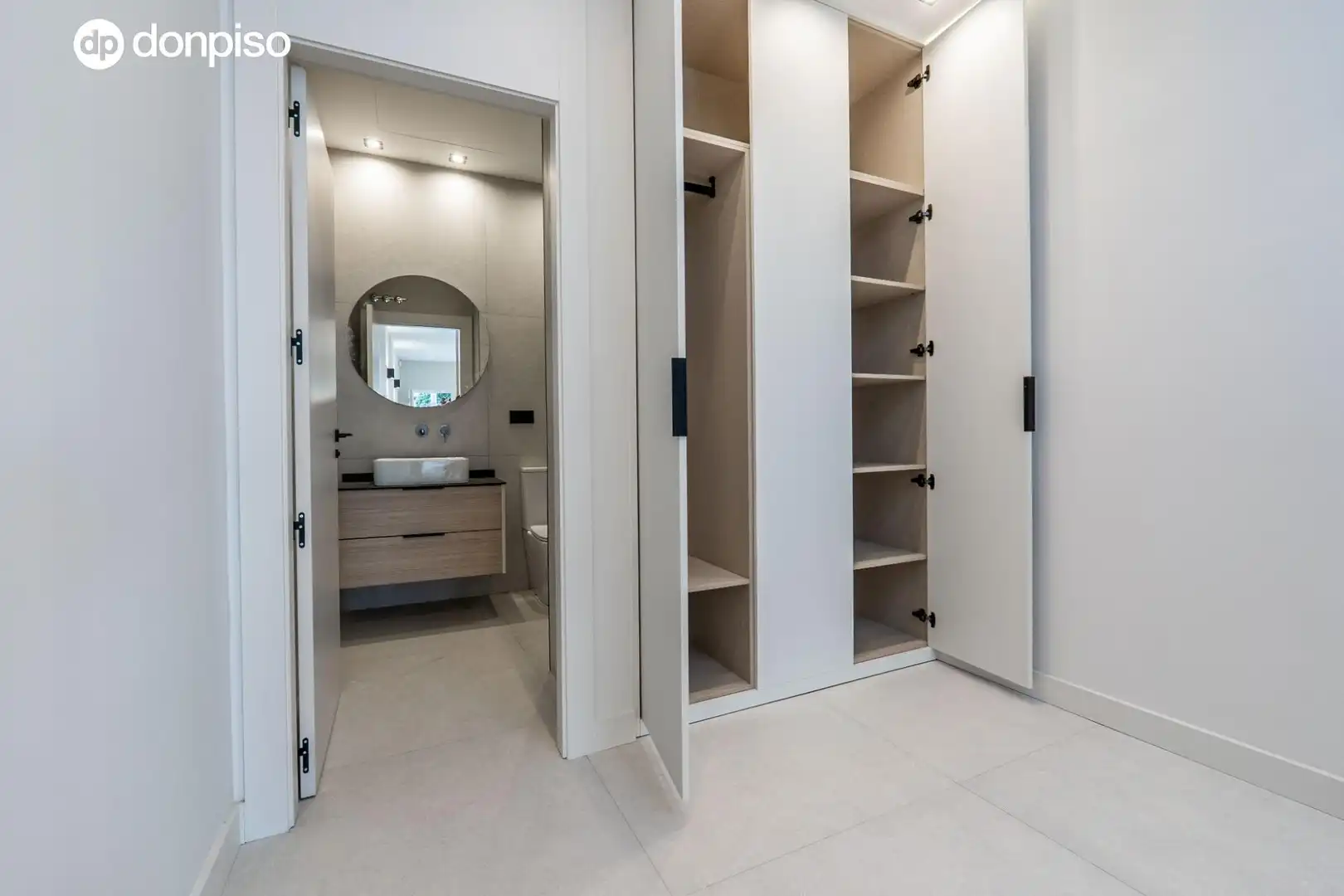 Badezimmer von Loft zum Verkauf in Granada mit Klimaanlage und Heizung