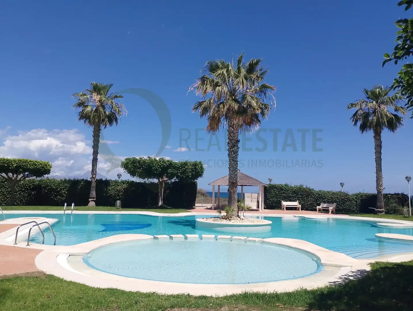 Schwimmbecken von Erdgeschoss zur Miete in El Campello mit Klimaanlage, Privatgarten und Möbliert