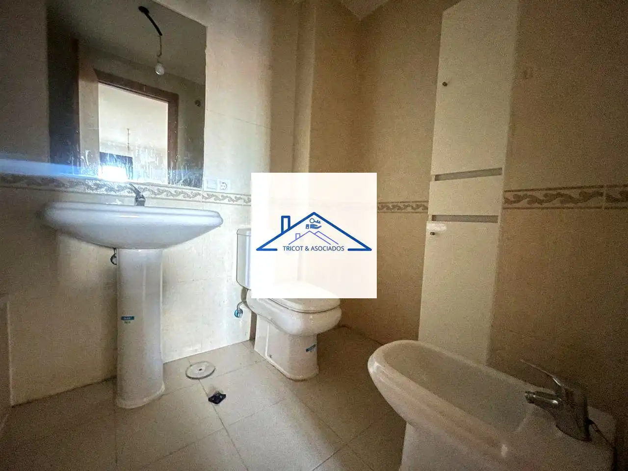 Badezimmer von Erdgeschoss zum Verkauf in Ocaña mit Heizung und Abstellraum