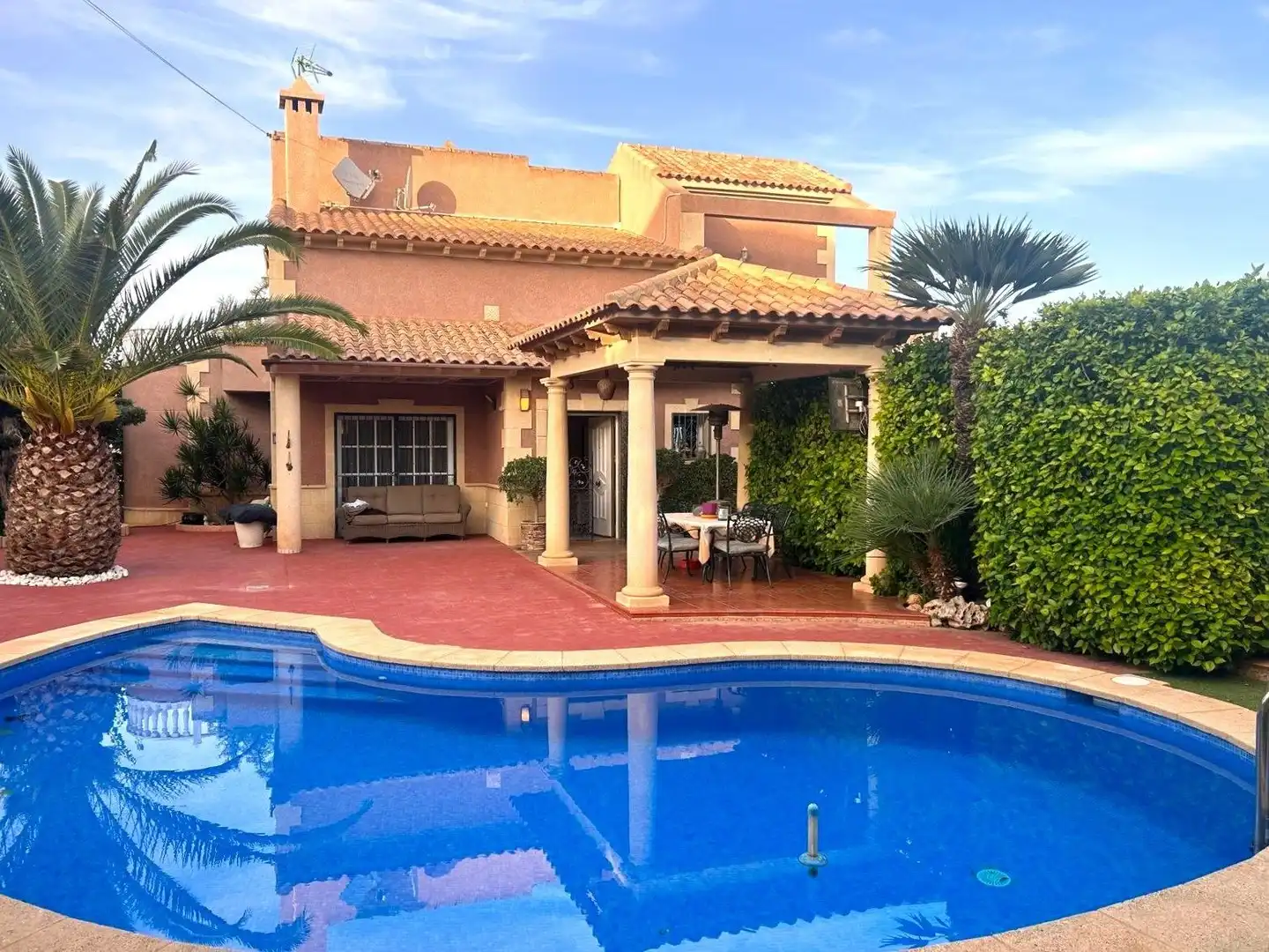 Chalet con piscina en venta en Los Balcones - Los Altos