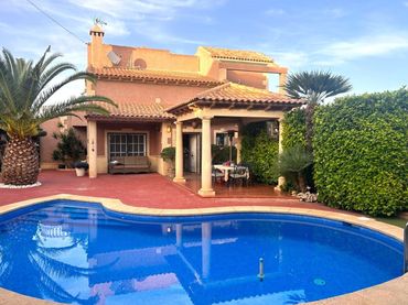 Chalet con piscina en venta en Los Balcones - Los Altos