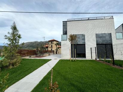 Vista exterior de Casa o xalet en venda en San Felices de Buelna amb Terrassa i Balcó