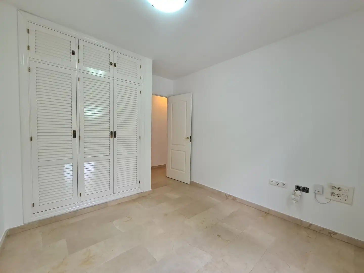 Habitación de Casa adosada en venta en Manilva con Terraza, Jacuzzi y Internet